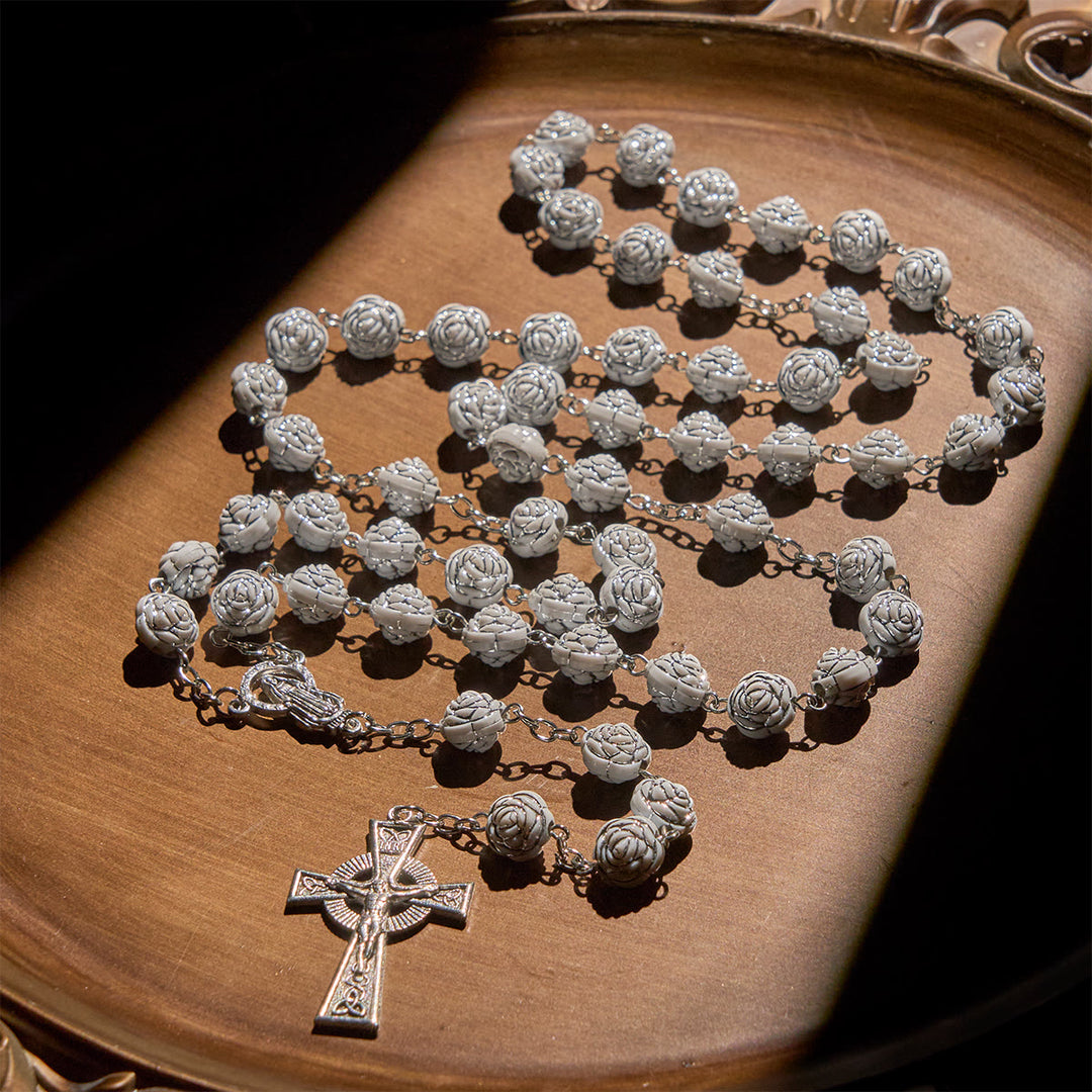Christianartworkshop Zarte weiße Rosen, Andachtsperlen, Rosenkranz und Armbänder mit der Jungfrau Maria - image 1