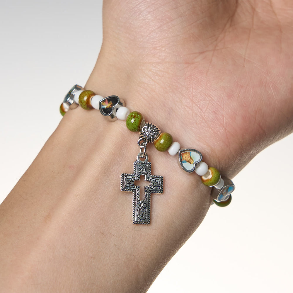 Christianartworkshop Bunte Armbänder aus Glas- und Keramikperlen mit Kreuz- und Heiligenherzanhängern - image 1
