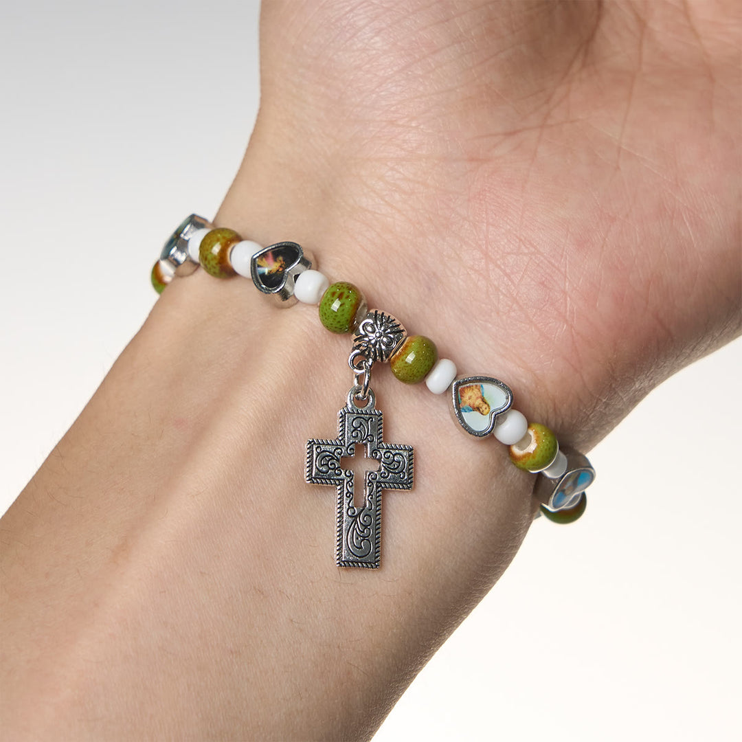 Christianartworkshop Bunte Armbänder aus Glas- und Keramikperlen mit Kreuz- und Heiligenherzanhängern - image 1