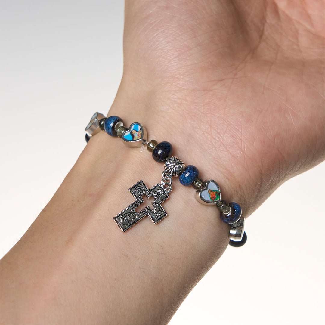 Christianartworkshop Bunte Armbänder aus Glas- und Keramikperlen mit Kreuz- und Heiligenherzanhängern - image 9