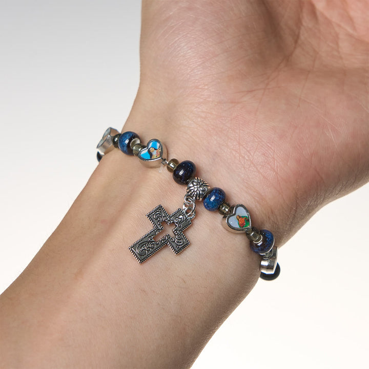 Christianartworkshop Bunte Armbänder aus Glas- und Keramikperlen mit Kreuz- und Heiligenherzanhängern - image 9