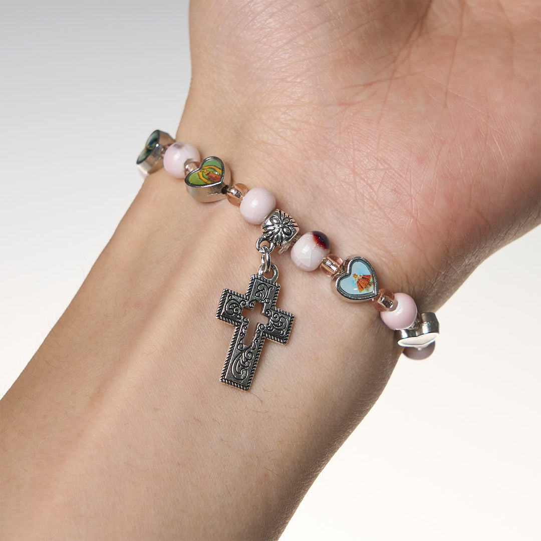 Christianartworkshop Bunte Armbänder aus Glas- und Keramikperlen mit Kreuz- und Heiligenherzanhängern - image 5