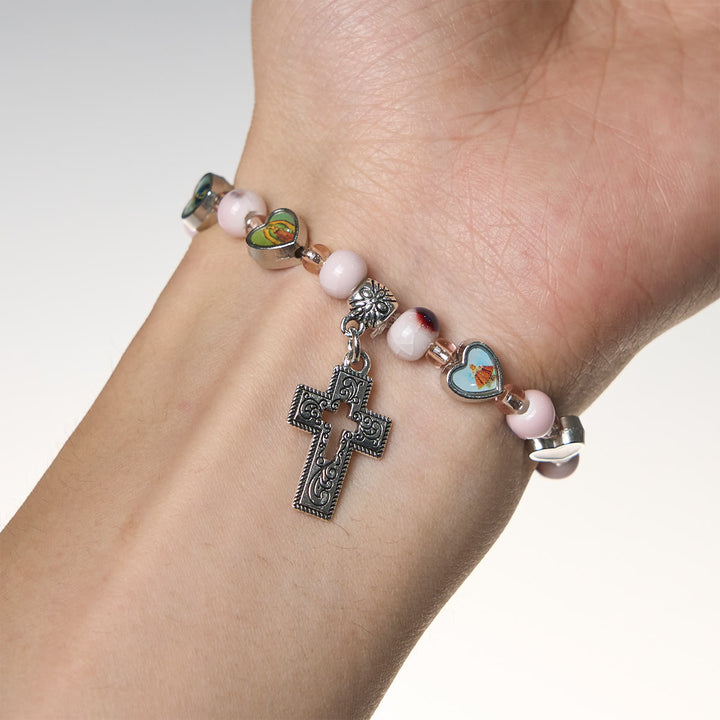 Christianartworkshop Bunte Armbänder aus Glas- und Keramikperlen mit Kreuz- und Heiligenherzanhängern - image 5