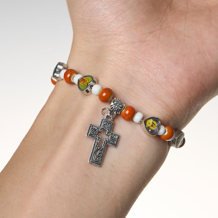 Christianartworkshop Bunte Glas- und Keramikperlenarmbänder mit Kreuz- und Heiligenherzanhängern - image 14