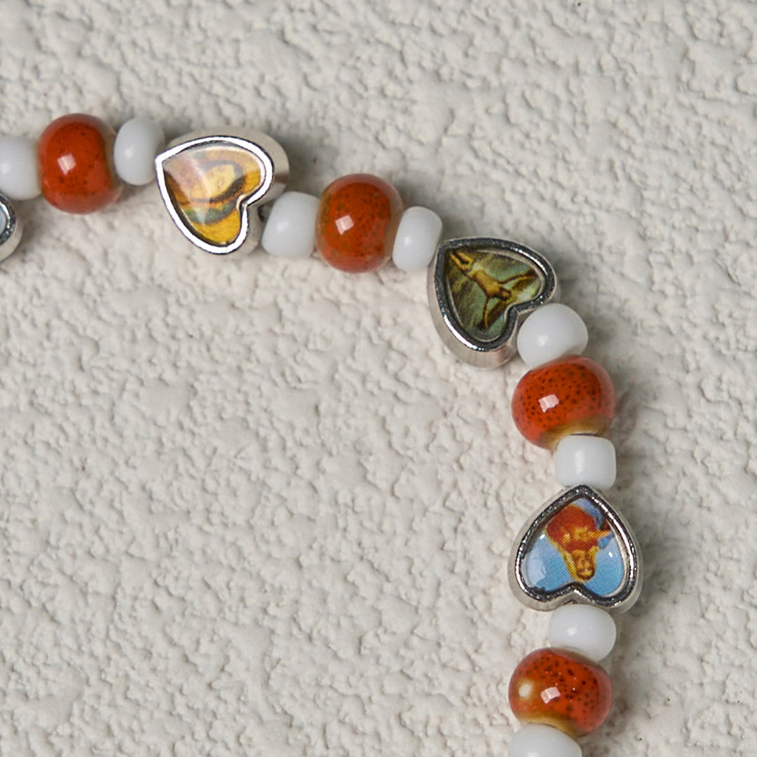 Christianartworkshop Bunte Armbänder aus Glas- und Keramikperlen mit Kreuz- und Heiligenherzanhängern - image 17