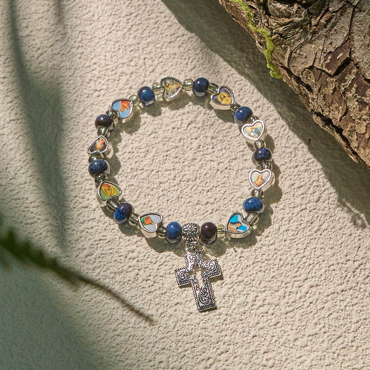 Christianartworkshop Bunte Armbänder aus Glas- und Keramikperlen mit Kreuz- und Heiligenherzanhängern - image 10