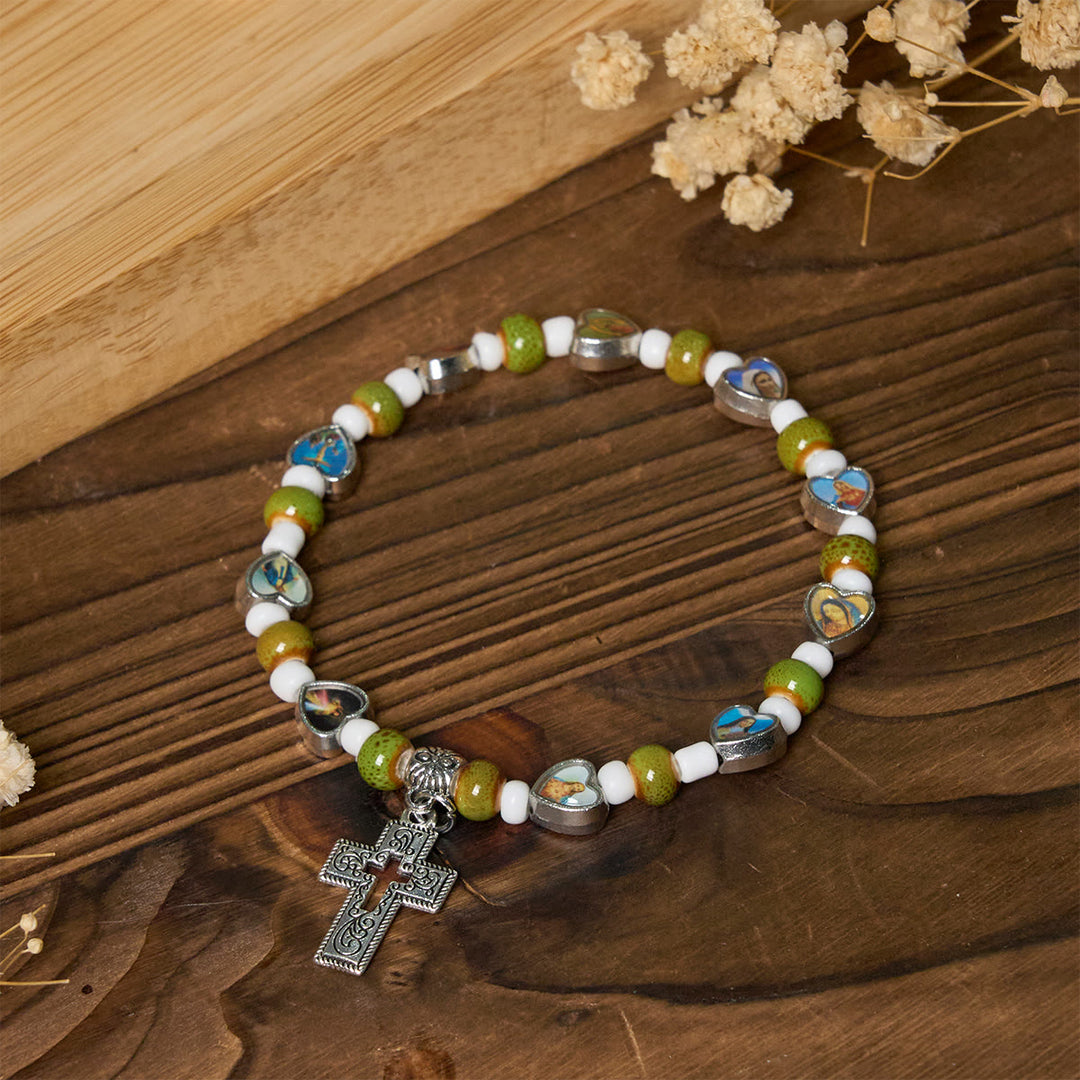 Christianartworkshop Bunte Armbänder aus Glas- und Keramikperlen mit Kreuz- und Heiligenherzanhängern - image 3