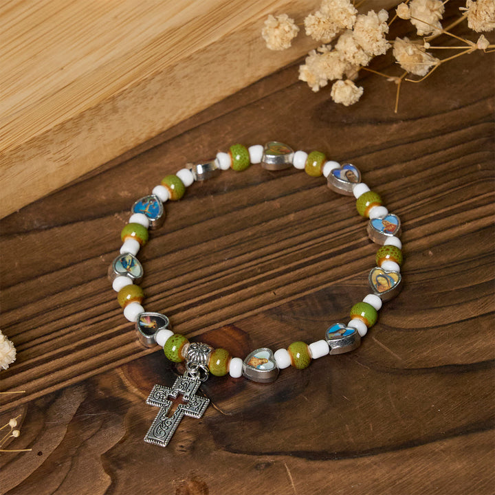 Christianartworkshop Bunte Armbänder aus Glas- und Keramikperlen mit Kreuz- und Heiligenherzanhängern - image 3