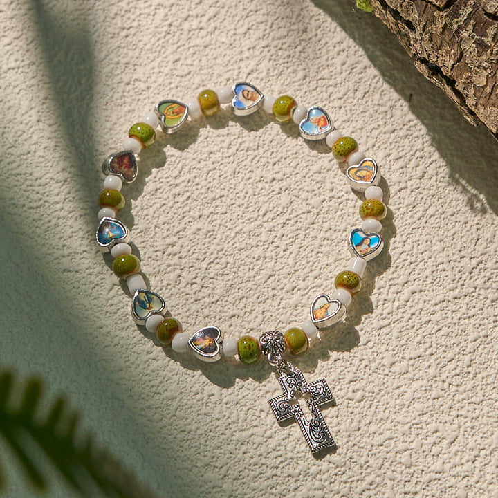 Christianartworkshop Bunte Armbänder aus Glas- und Keramikperlen mit Kreuz- und Heiligenherzanhängern - image 2
