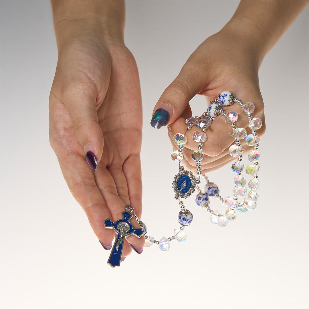 Christianartworkshop Rosenkranz aus glänzendem Kristall und blauen Blumenperlen mit Emaille-Kruzifix und Unserer Lieben Frau - image 6