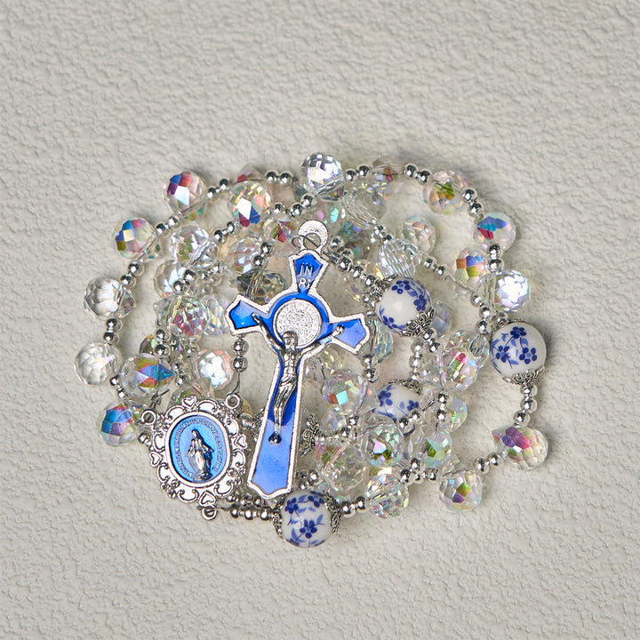 Christianartworkshop Rosenkranz aus glänzendem Kristall und blauen Blumenperlen mit Emaille-Kruzifix und Unserer Lieben Frau - image 10