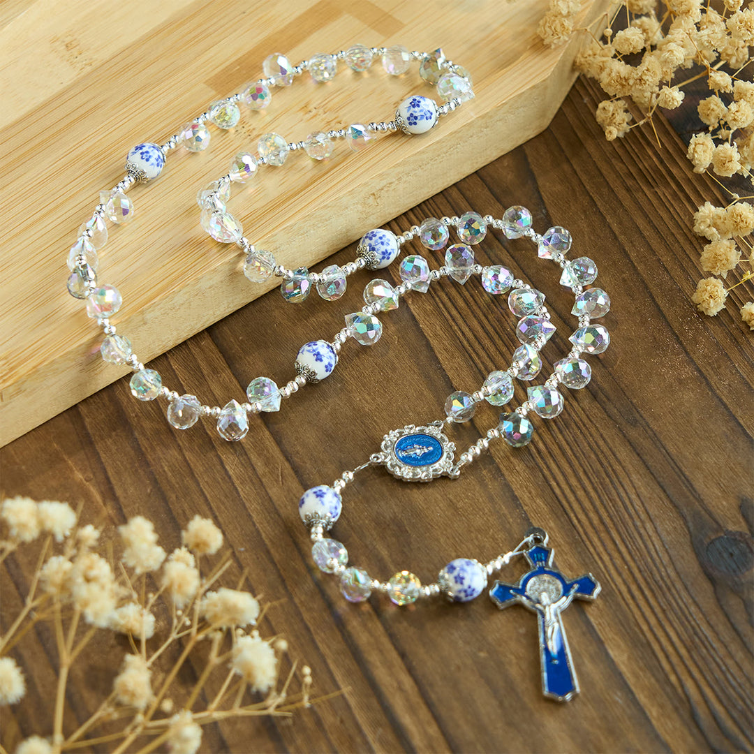 Christianartworkshop Rosenkranz aus glänzendem Kristall und blauen Blumenperlen mit Emaille-Kruzifix und Unserer Lieben Frau - image 4