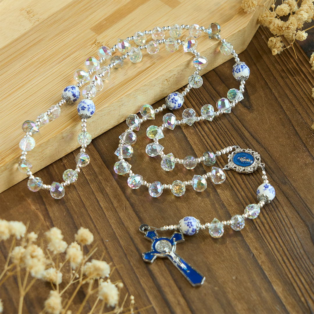 Christianartworkshop Rosenkranz aus glänzendem Kristall und blauen Blumenperlen mit Emaille-Kruzifix und Unserer Lieben Frau - image 4