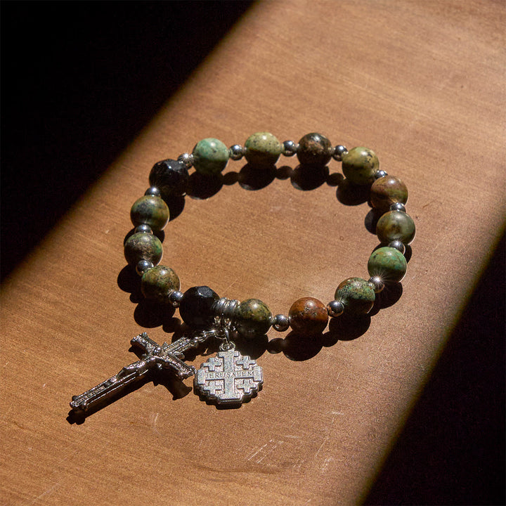 Christianartworkshop Erdige, spirituelle Armbänder im Rosenkranz-Stil mit Kruzifix und Jerusalemkreuz - image 4