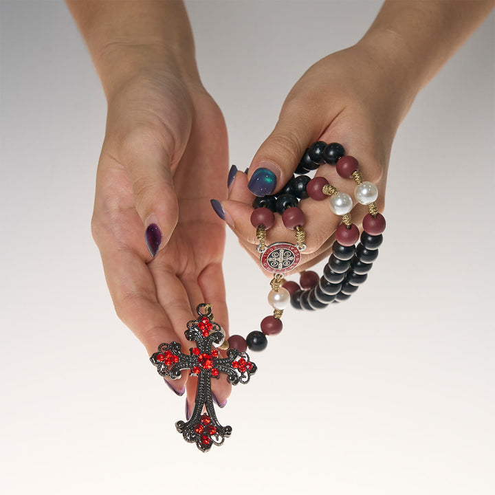 Andachtsrosenkranz in Schwarz und Rot von Christianartworkshop mit dem Segen des Heiligen Benedikt und einem verzierten roten Kreuz - image 6