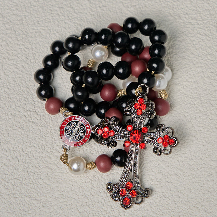 Andachtsrosenkranz in Schwarz und Rot von Christianartworkshop mit dem Segen des Heiligen Benedikt und einem verzierten roten Kreuz - image 5