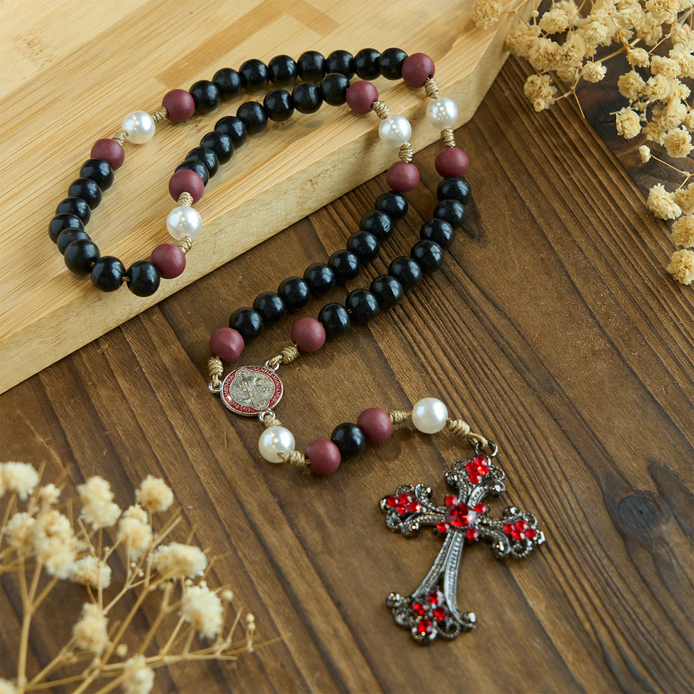 Andachtsrosenkranz in Schwarz und Rot von Christianartworkshop mit dem Segen des Heiligen Benedikt und einem verzierten roten Kreuz - image 1