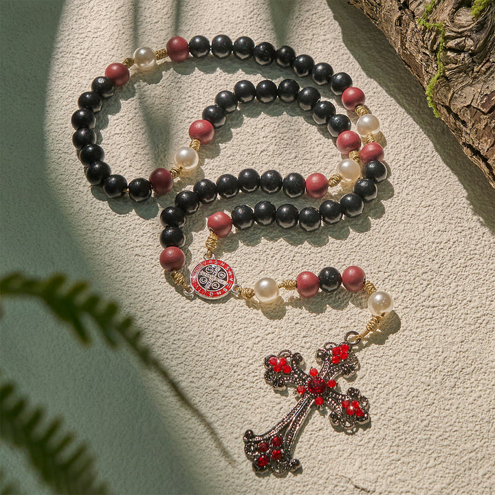 Christianartworkshop Andachts-Rosenkranz in Schwarz und Rot mit dem Segen des Heiligen Benedikt und einem roten, verzierten Kreuz - image 4