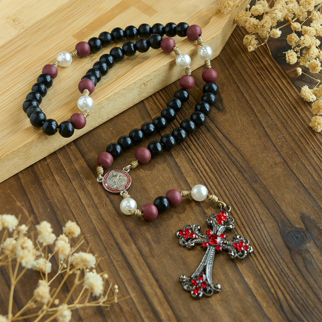 Christianartworkshop Andachts-Rosenkranz in Schwarz und Rot mit dem Segen des Heiligen Benedikt und einem roten, verzierten Kreuz - image 2