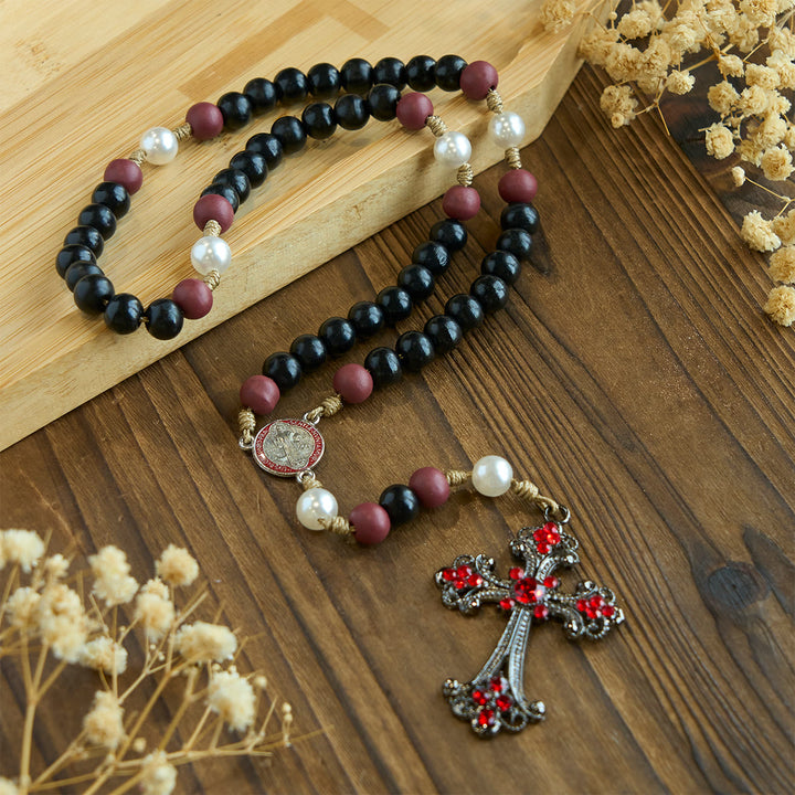 Christianartworkshop Andachts-Rosenkranz in Schwarz und Rot mit dem Segen des Heiligen Benedikt und einem roten, verzierten Kreuz - image 2