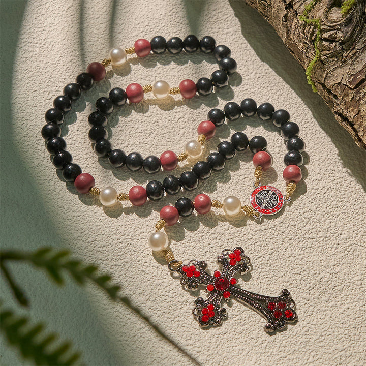 Andachtsrosenkranz in Schwarz und Rot von Christianartworkshop mit dem Segen des Heiligen Benedikt und einem verzierten roten Kreuz - image 2