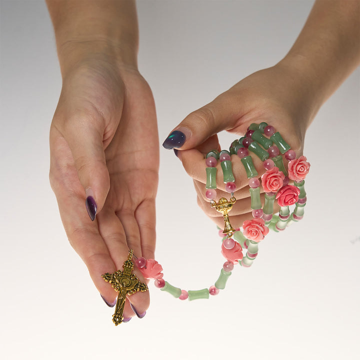 Christianartworkshop Friedlicher Rosenkranz aus Bambus und rosa Blumen mit Kruzifix und heiligem Kelch - image 7