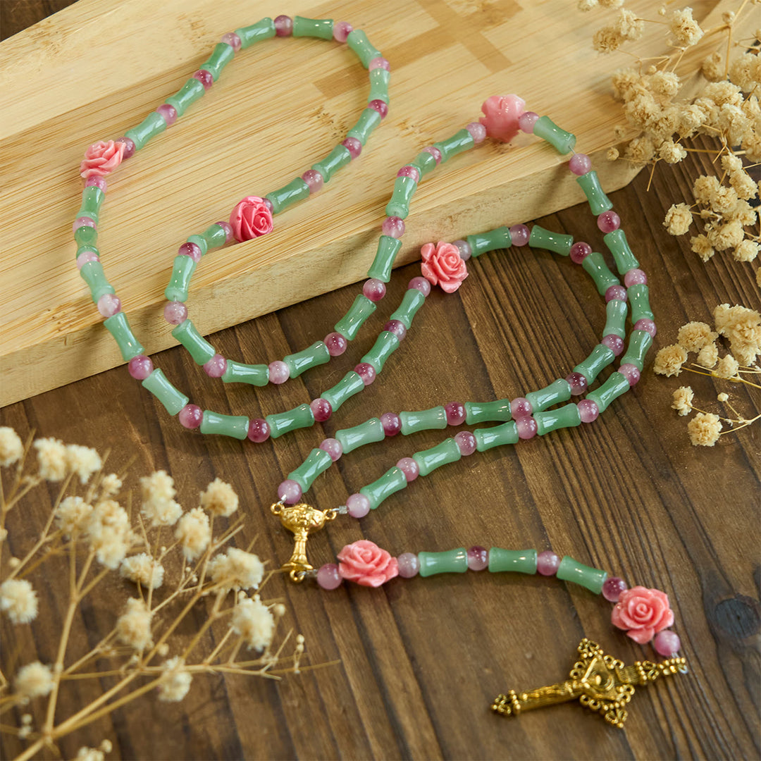 Christianartworkshop Friedlicher Rosenkranz aus Bambus und rosa Blumen mit Kruzifix und heiligem Kelch - image 5