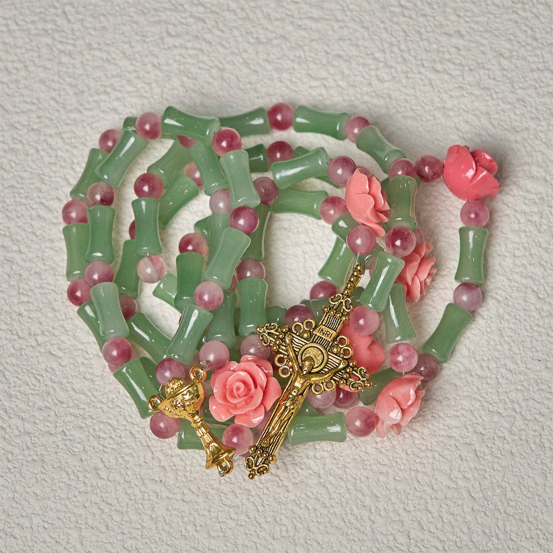 Christianartworkshop Friedlicher Rosenkranz aus Bambus und rosa Blumen mit Kruzifix und heiligem Kelch - image 7