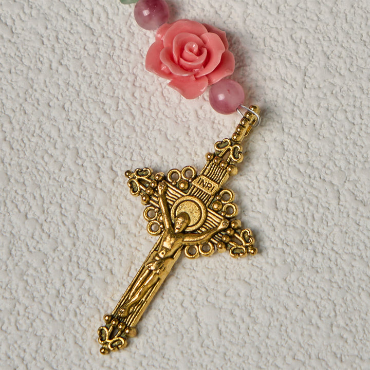 Christianartworkshop Friedlicher Rosenkranz aus Bambus und rosa Blumen mit Kruzifix und heiligem Kelch - image 10