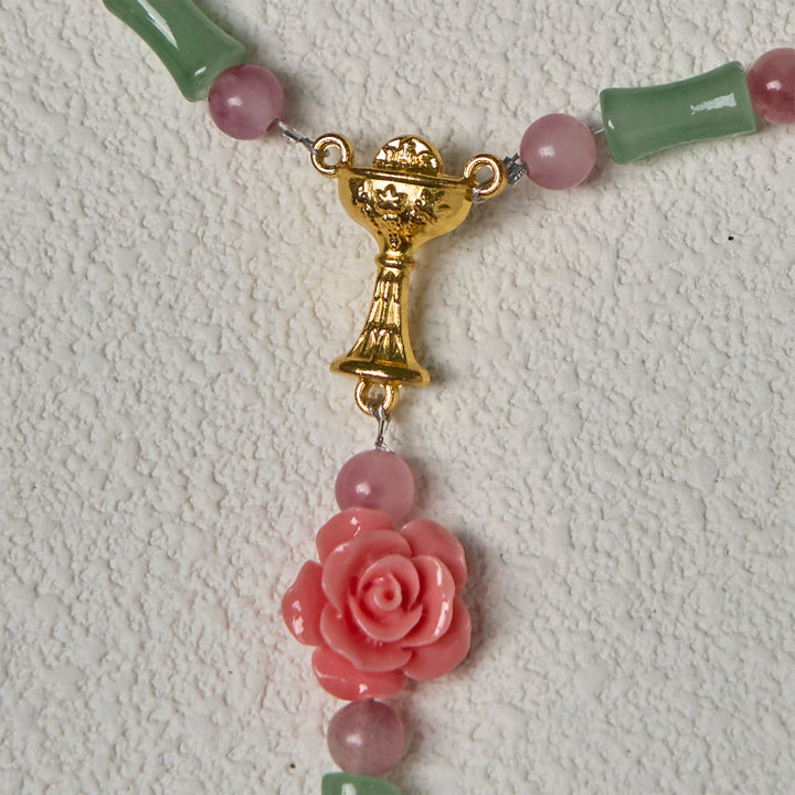 Christianartworkshop Friedlicher Rosenkranz aus Bambus und rosa Blumen mit Kruzifix und heiligem Kelch - image 10