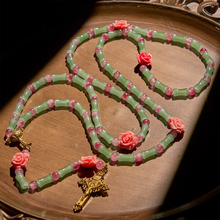 Christianartworkshop Friedlicher Rosenkranz aus Bambus und rosa Blumen mit Kruzifix und heiligem Kelch - image 3