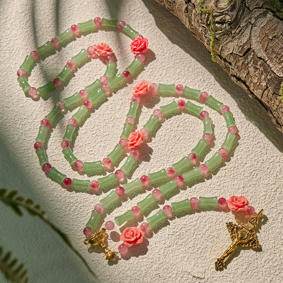 Christianartworkshop Friedlicher Rosenkranz aus Bambus und rosa Blumen mit Kruzifix und heiligem Kelch - image 3