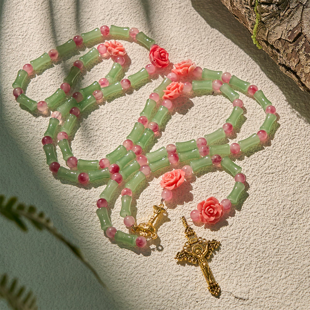 Christianartworkshop Friedlicher Rosenkranz aus Bambus und rosa Blumen mit Kruzifix und heiligem Kelch - image 2