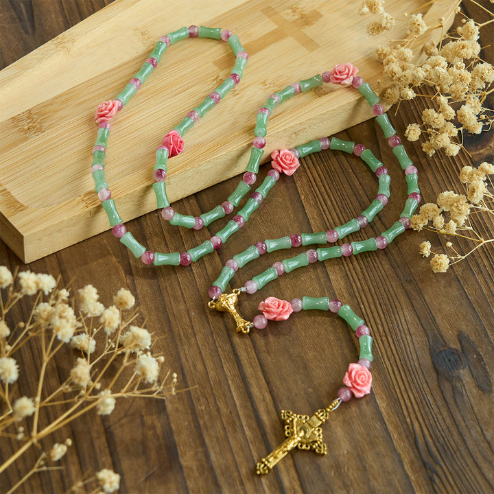 Christianartworkshop Friedlicher Rosenkranz aus Bambus und rosa Blumen mit Kruzifix und heiligem Kelch - image 5