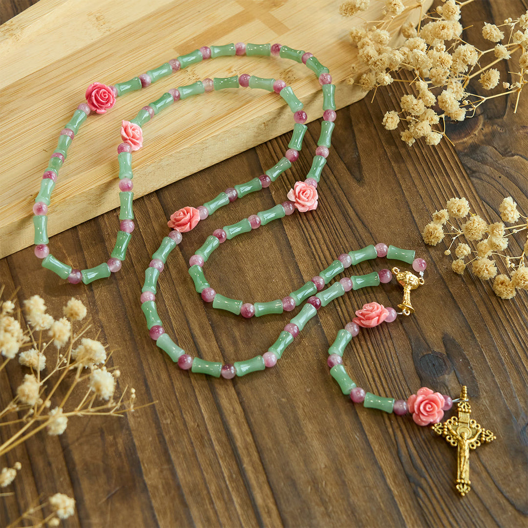 Christianartworkshop Friedlicher Rosenkranz aus Bambus und rosa Blumen mit Kruzifix und heiligem Kelch - Heiliger Kelch & Kruzifix - image 0