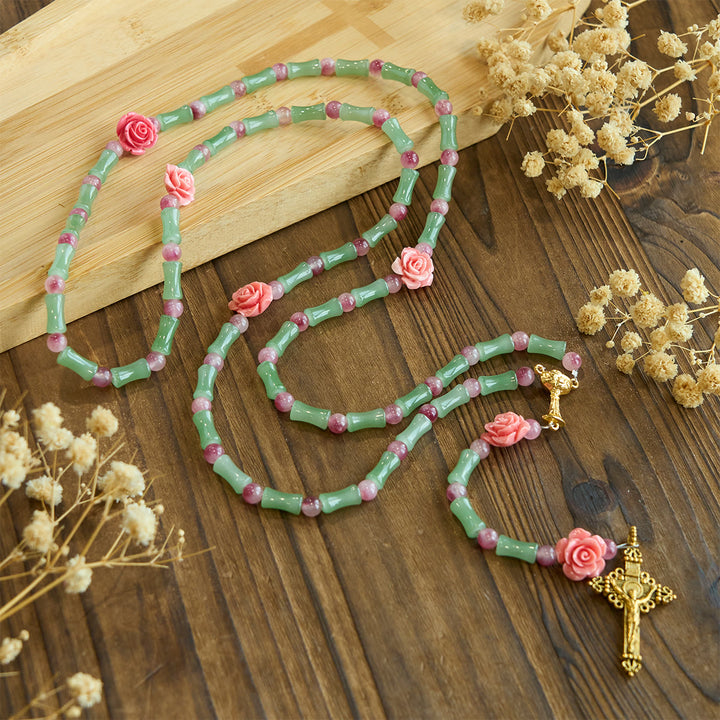 Christianartworkshop Friedlicher Rosenkranz aus Bambus und rosa Blumen mit Kruzifix und heiligem Kelch - Heiliger Kelch & Kruzifix - image 0
