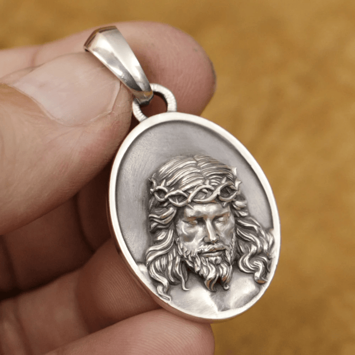 Christianartworkshop Halskette mit Jesus-Medaille in Form einer Dornenkrone aus 925er Silber: Eine Erinnerung an sein Opfer - image 4