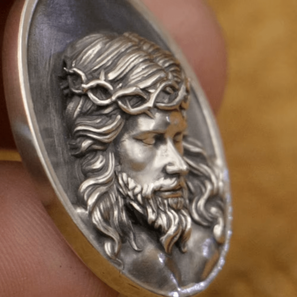 Christianartworkshop Halskette mit Jesus-Medaille in Form einer Dornenkrone aus 925er Silber: Eine Erinnerung an sein Opfer - image 7