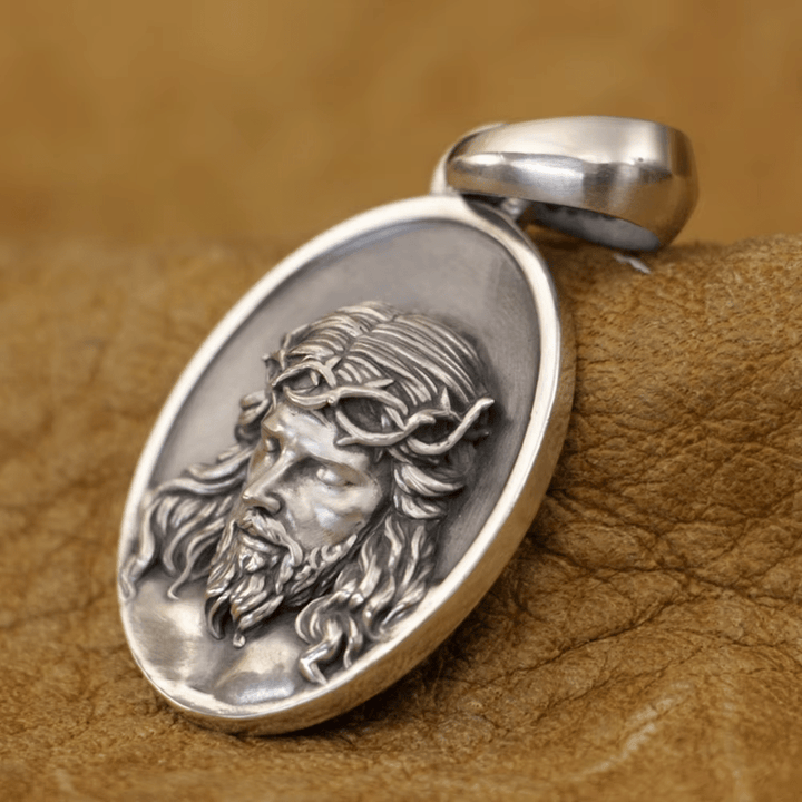 Christianartworkshop Halskette mit Jesus-Medaille in Form einer Dornenkrone aus 925er Silber: Eine Erinnerung an sein Opfer - image 5
