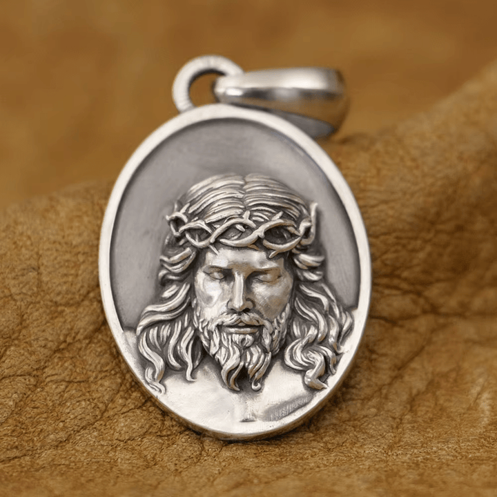 Christianartworkshop Halskette mit Jesus-Medaille in Form einer Dornenkrone aus 925er Silber: Eine Erinnerung an sein Opfer - Jesus - image 1