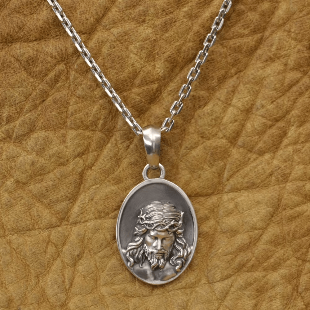 Christianartworkshop Halskette mit Jesus-Medaille in Form einer Dornenkrone aus 925er Silber: Eine Erinnerung an sein Opfer - image 2