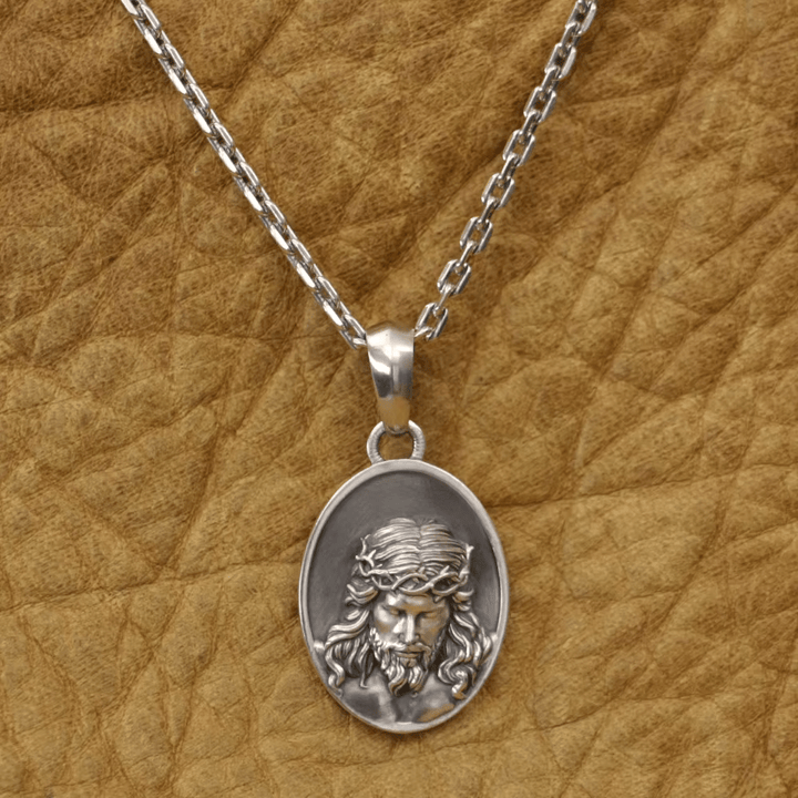Christianartworkshop Halskette mit Jesus-Medaille in Form einer Dornenkrone aus 925er Silber: Eine Erinnerung an sein Opfer - image 2