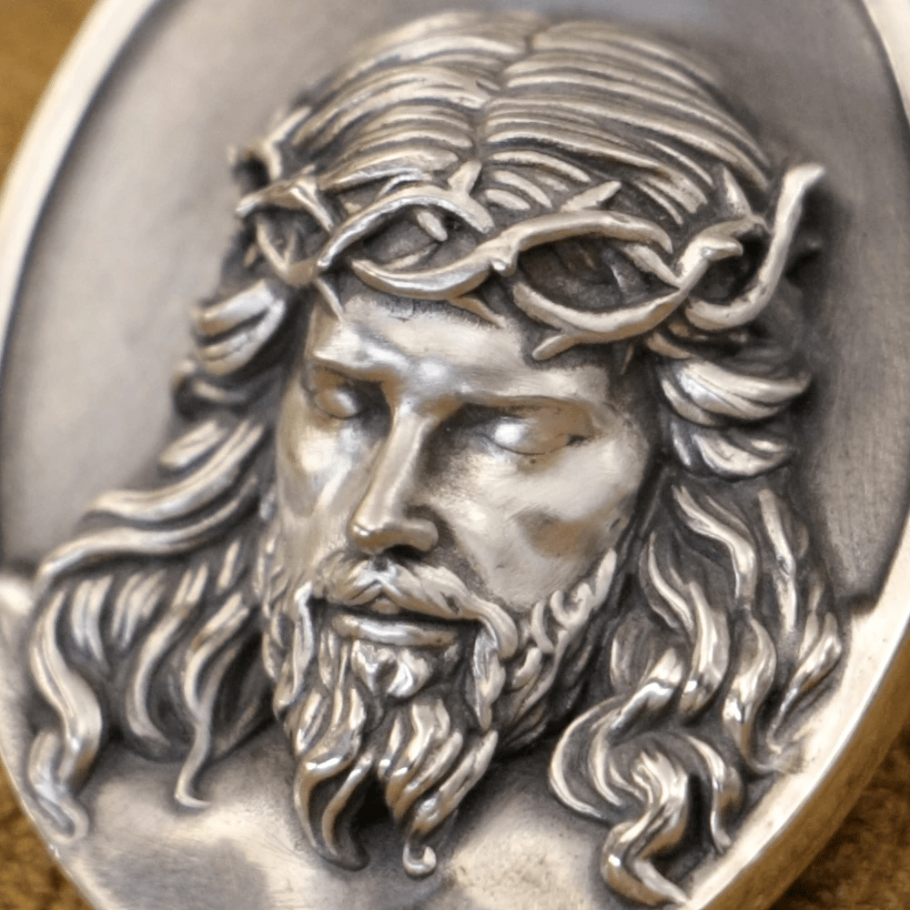 Christianartworkshop Halskette mit Jesus-Medaille in Form einer Dornenkrone aus 925er Silber: Eine Erinnerung an sein Opfer - image 3