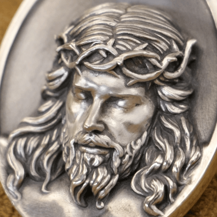 Christianartworkshop Halskette mit Jesus-Medaille in Form einer Dornenkrone aus 925er Silber: Eine Erinnerung an sein Opfer - image 3