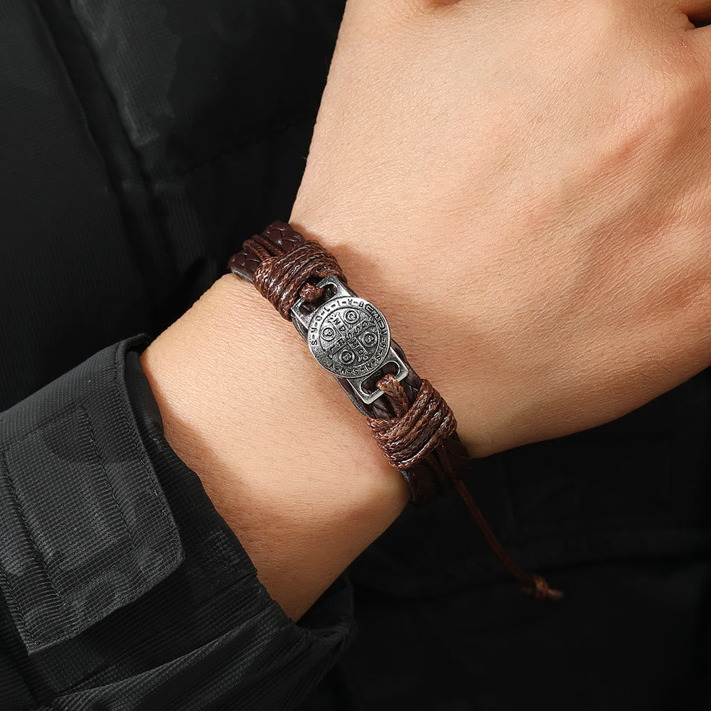 Christianartworkshop Klassisches zweifarbiges Lederarmband mit dem Heiligen Benedikt: Symbol des Glaubens und des Mutes - image 1