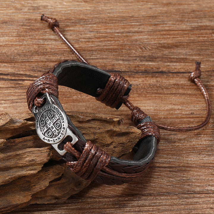 Christianartworkshop Klassisches zweifarbiges Lederarmband mit dem Heiligen Benedikt: Symbol des Glaubens und des Mutes - image 2