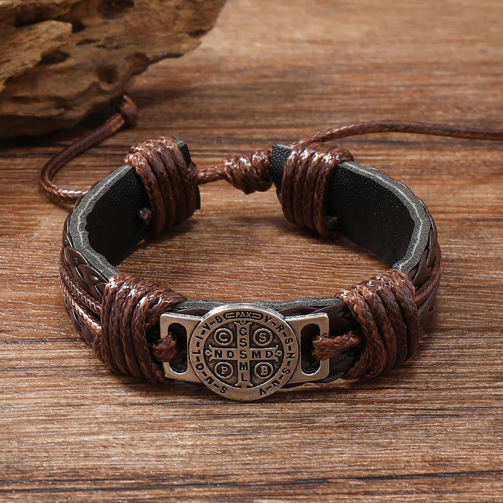 Christianartworkshop Klassisches zweifarbiges Lederarmband mit dem Heiligen Benedikt: Symbol des Glaubens und des Mutes - image 3