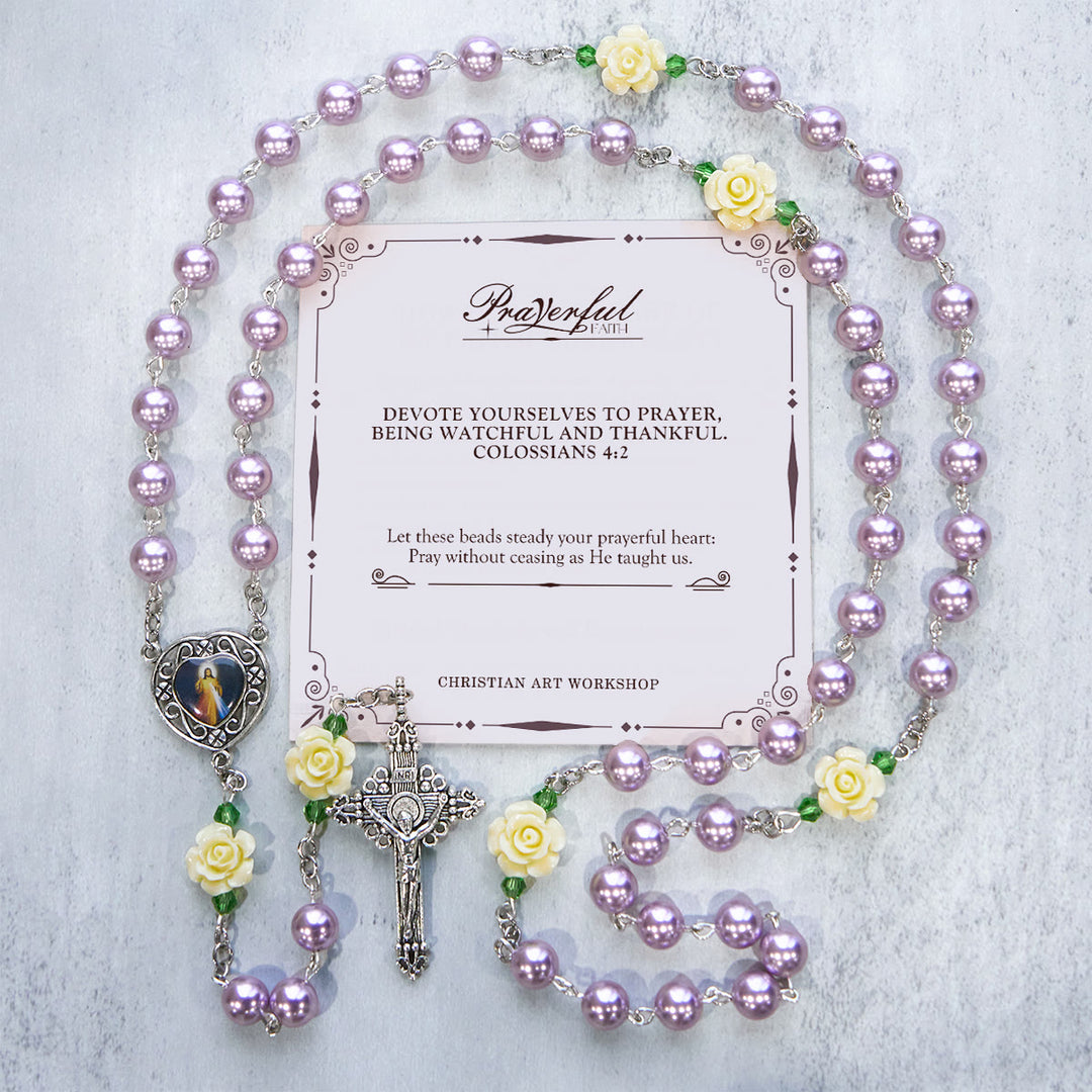 Christianartworkshop GEBETSVOLLER GLAUBE: Handgefertigter Rosenkranz zur Barmherzigkeit Gottes mit violetten Perlen und Blumen, mit Geschenkkarte - GEBETSVOLLER GLAUBE - image 1