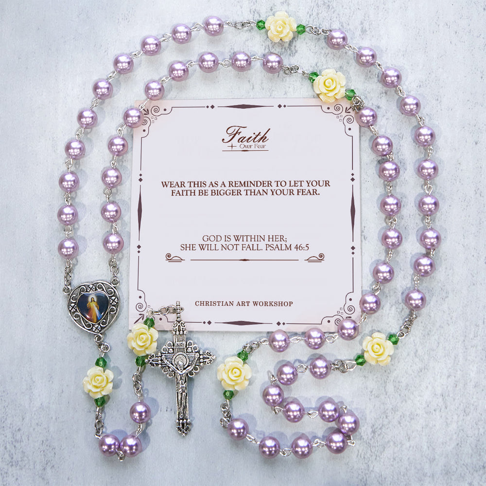 Christianartworkshop GEBETSVOLLER GLAUBE: Handgefertigter Rosenkranz zur Barmherzigkeit Gottes mit violetten Perlen und Blumen, mit Geschenkkarte - GLAUBE STATT ANGST - image 2