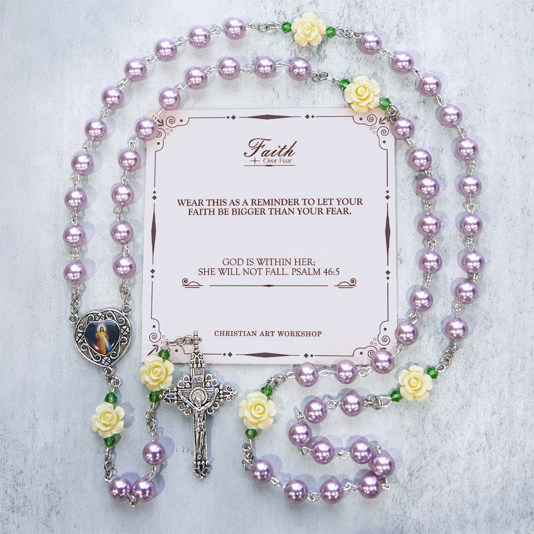 Christianartworkshop GEBETSVOLLER GLAUBE: Handgefertigter Rosenkranz zur Barmherzigkeit Gottes mit violetten Perlen und Blumen, mit Geschenkkarte - GLAUBE STATT ANGST - image 2